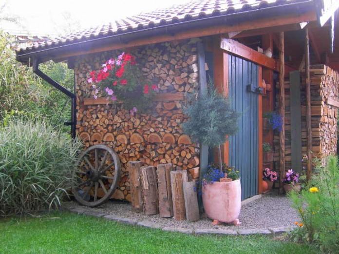 Wer mit Holz heizt braucht einen großen trockenen Lagerraum – das gilt für Scheitholz genauso wie für Holzpellets.